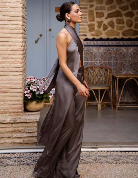 Top largo cruzado en tejido satinado gris con cuello halter