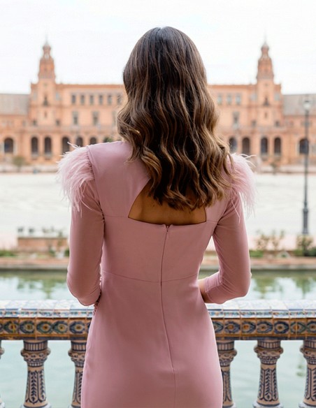 Élégante robe midi drapée pour invitée en rose pâle