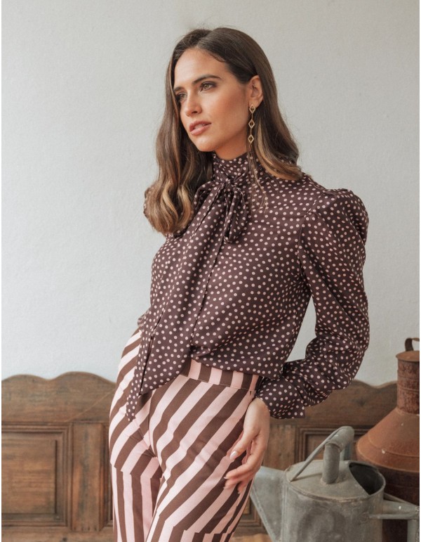 Blusa de gasa marrón con lunares rosas y lazada