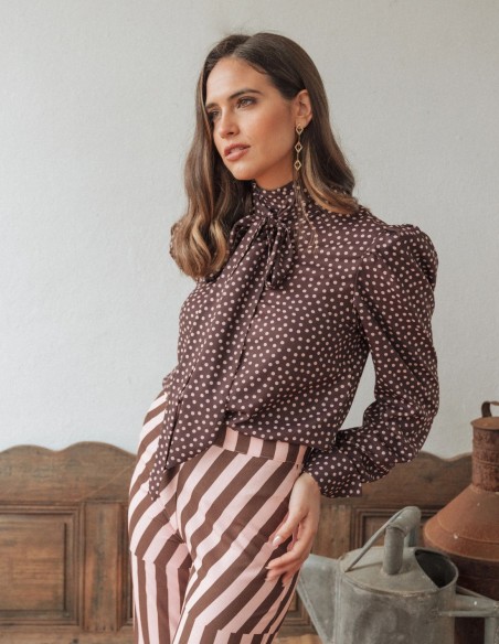 Blusa de gasa marrón con lunares rosas y lazada