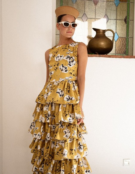 Vestido midi mostaza con estampado de flores y volantes