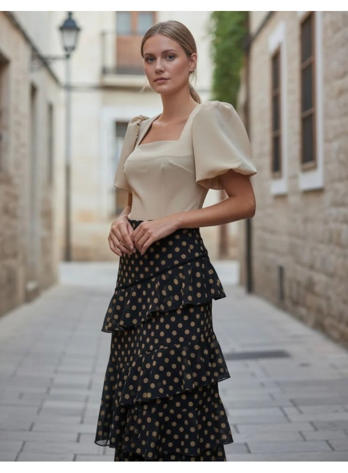 Top de invitada beige con mangas abullonadas y escote cuadrado