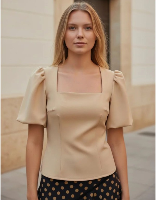Top de invitada beige con mangas abullonadas y escote cuadrado 2