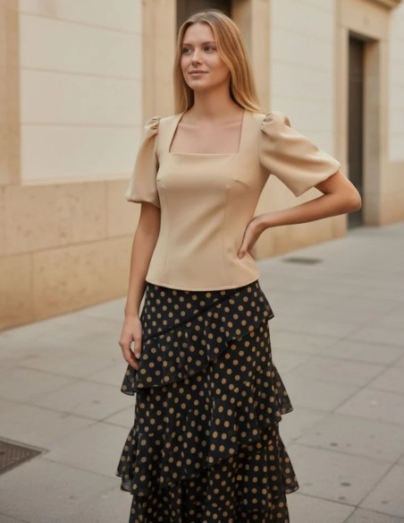 Top de invitada beige con mangas abullonadas y escote cuadrado