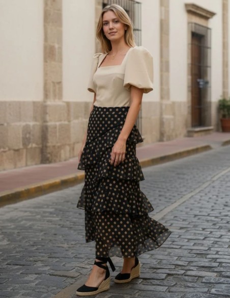 Jupe en mousseline de soie marron avec motifs à pois dorés et volants