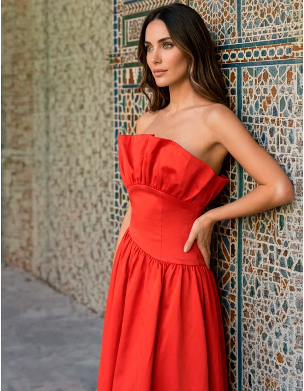 Vestido rojo palabra de honor con falda asimétrica para invitada