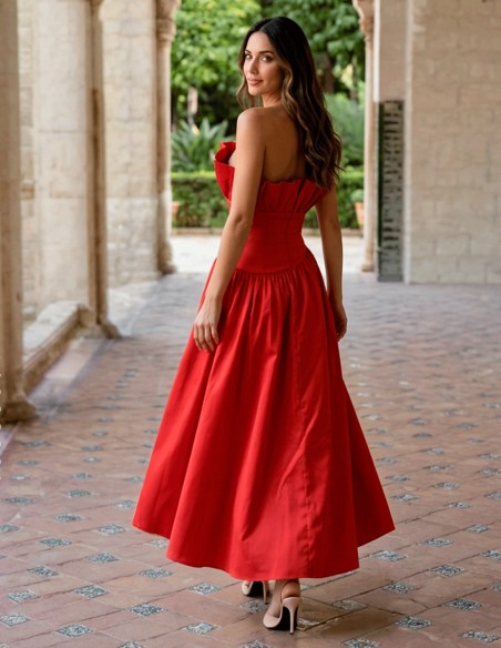 If you are looking for an eye-catching red dress, this red strapless design is a safe bet for any special event.
