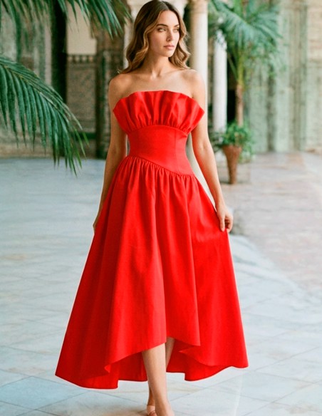Vestido rojo palabra de honor con falda asimétrica para invitada