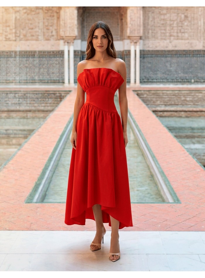 Robe rouge à bretelles avec jupe asymétrique...