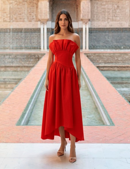 Robe rouge à bretelles avec jupe asymétrique pour l'invitée