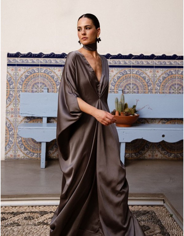 Kaftán gris plomo con escote en pico y choker