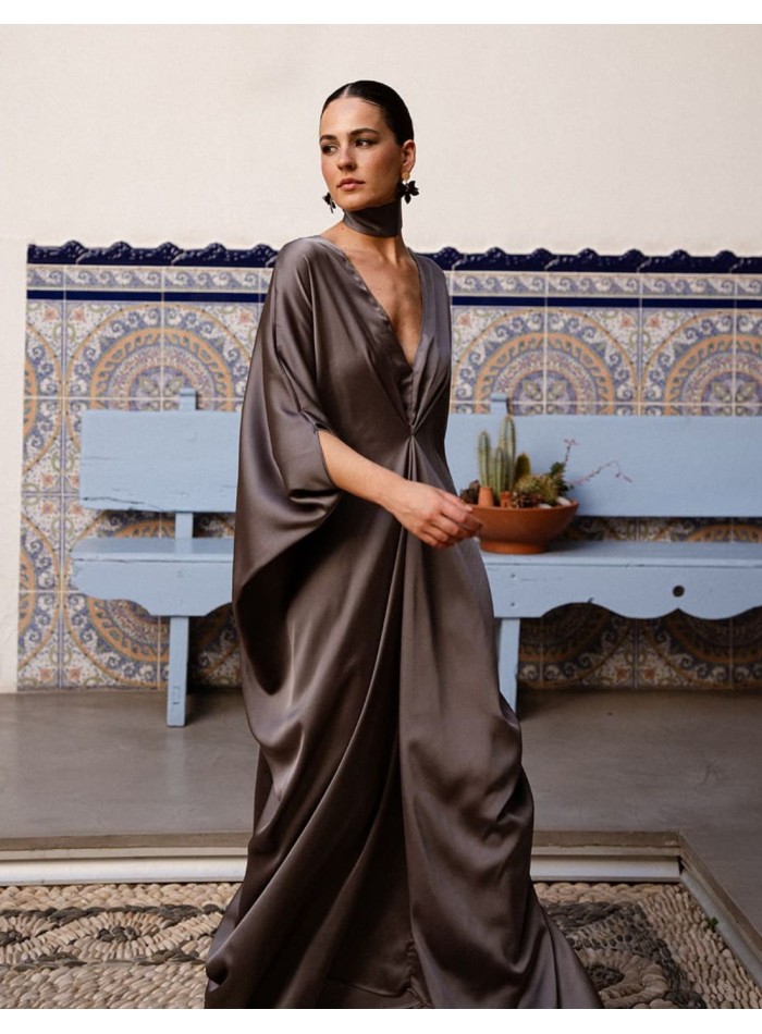 Lead gray kaftan with V-neckline and choker