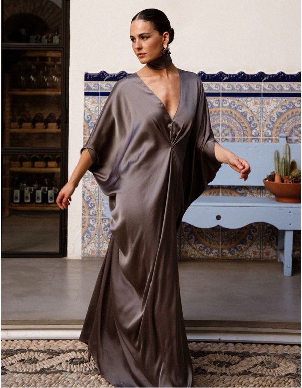 Lead gray kaftan with V-neckline and choker 2