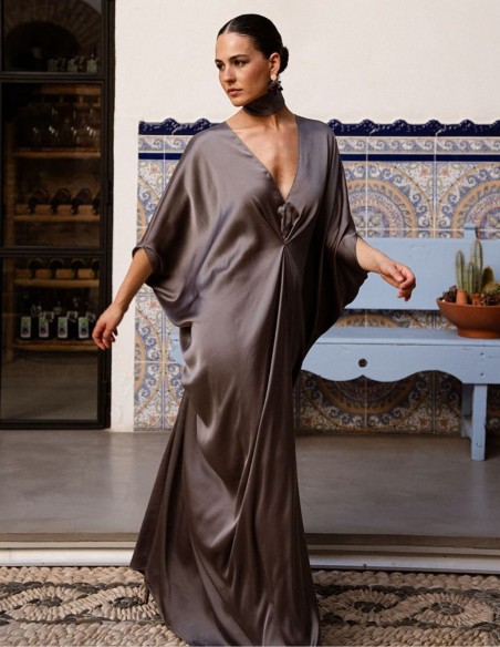 Kaftán gris plomo con escote en pico y choker