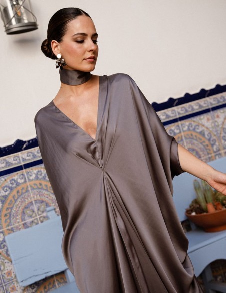 Lead gray kaftan with V-neckline and choker