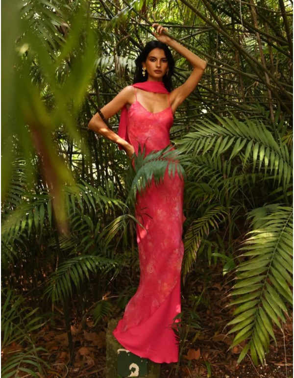 Flowing long dress with thin straps and V-neckline 2