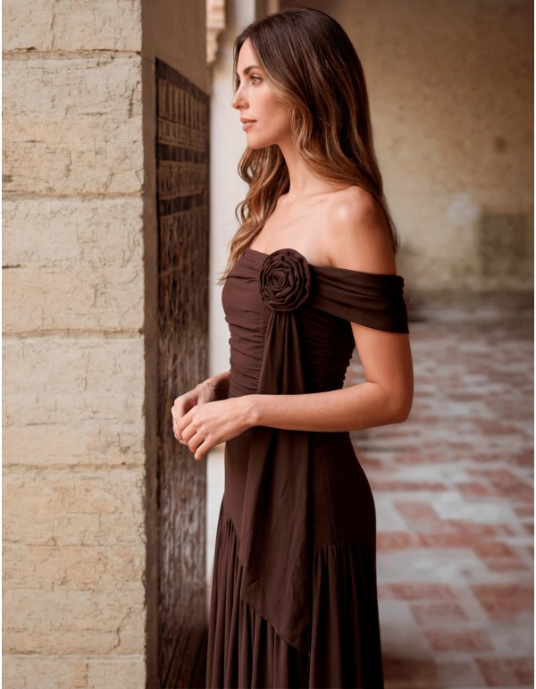 Vestido largo marrón chocolate con flor drapeada para invitada 2