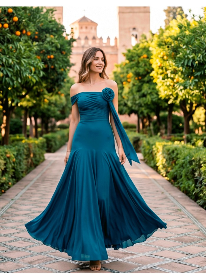 Robe longue bleu canard avec fleur drapée pour les invités