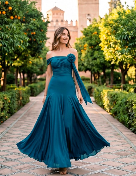 Este vestido largo azul pato es la elección perfecta para invitadas que buscan un look sofisticado, elegante y diferente.