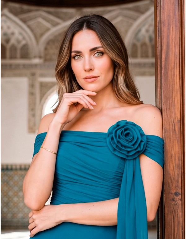 Vestido largo azul pato con flor drapeada para invitada 2