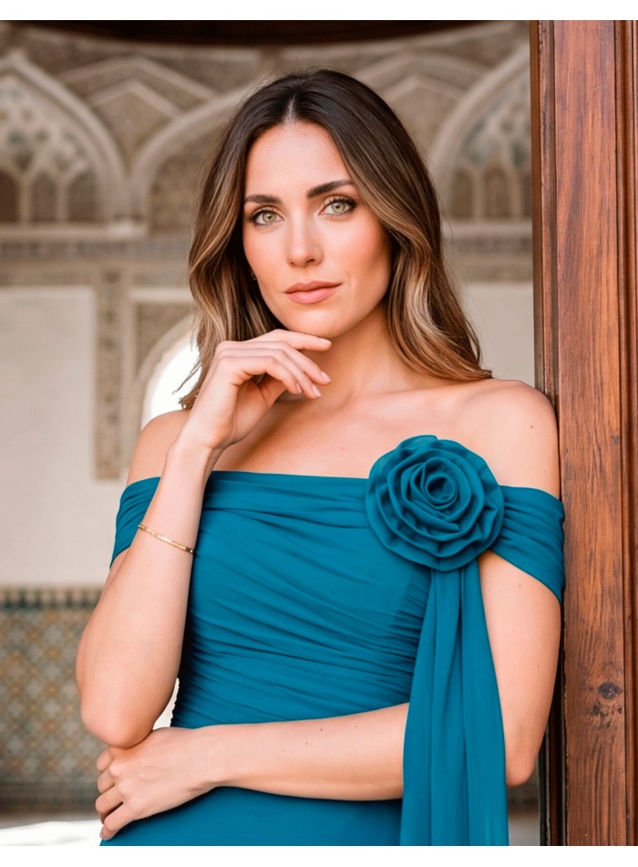 Vestido largo azul pato con flor drapeada para...