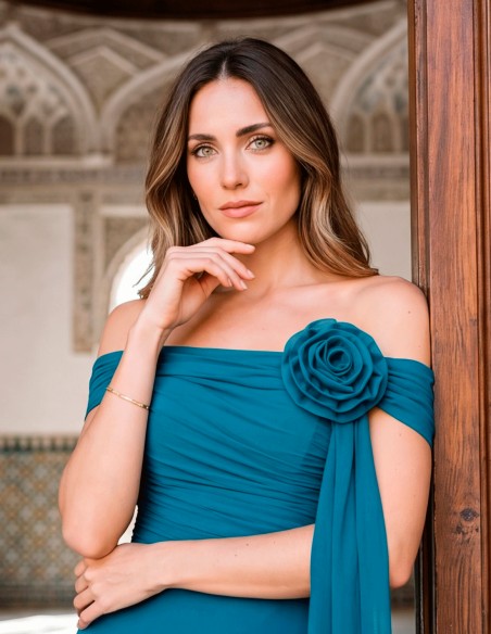 Robe longue bleu canard avec fleur drapée pour les invités