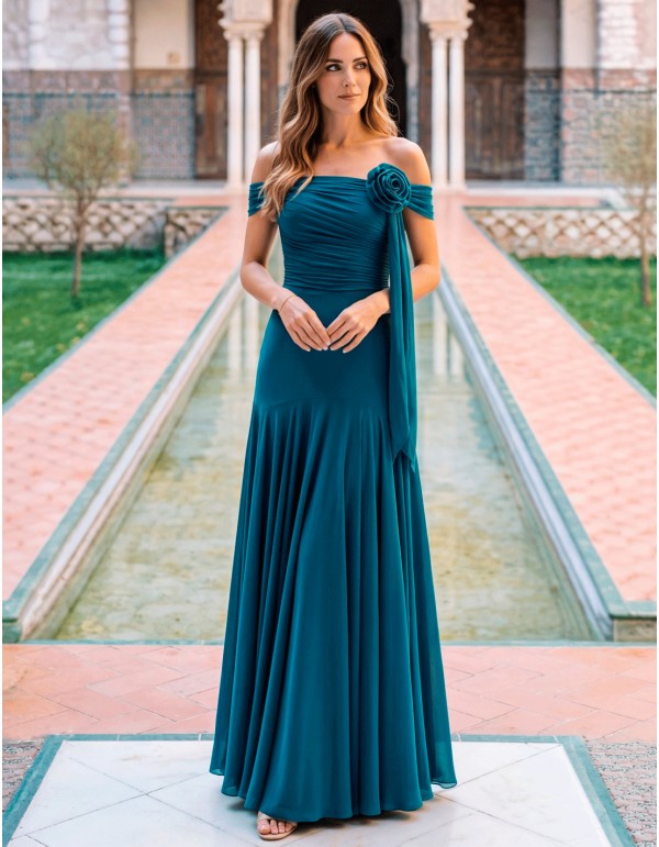 Robe longue bleu canard avec fleur drapée pour les invités