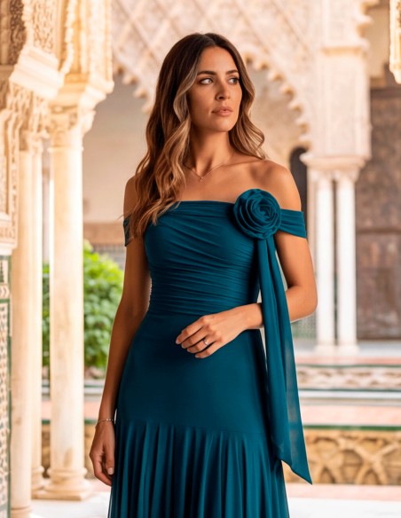 Robe longue bleu canard avec fleur drapée pour les invités
