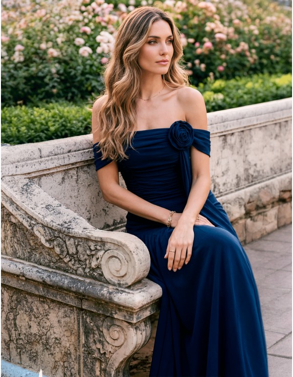 Vestido largo azul marino con flor drapeada para invitada