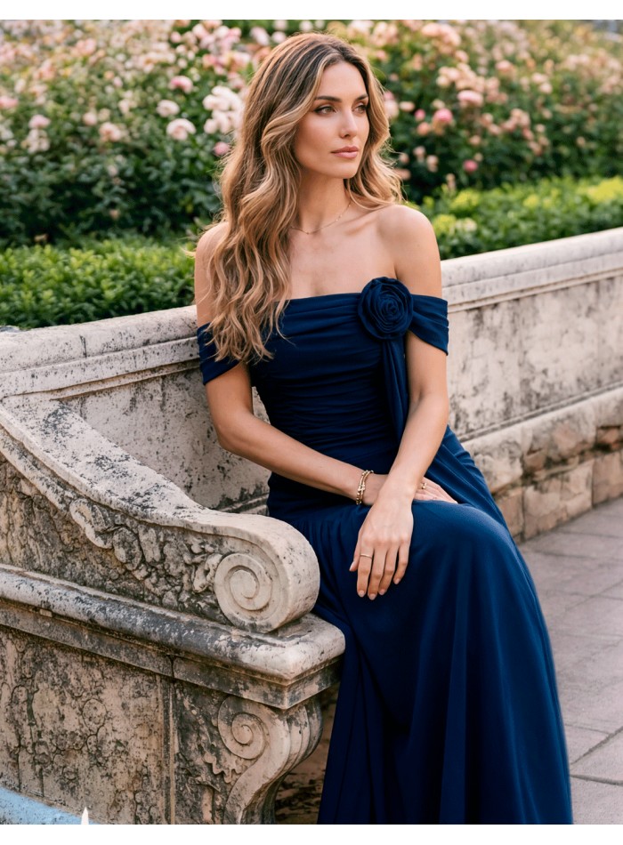 Vestido largo azul marino con flor drapeada para invitada