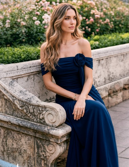 Vestido largo azul marino con flor drapeada para invitada