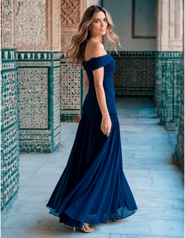 Robe longue bleu marine avec fleur drapée pour une invitée 2