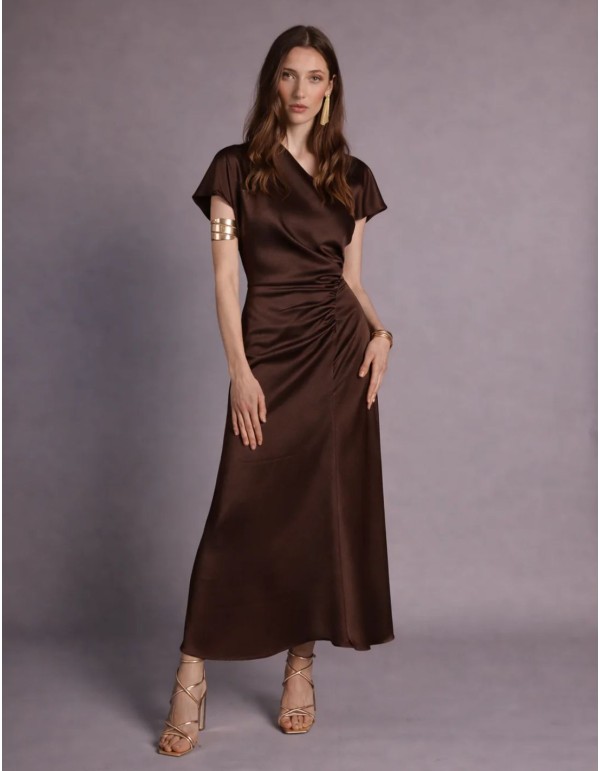 Vestido midi marrón de satén con drapeados en la cintura