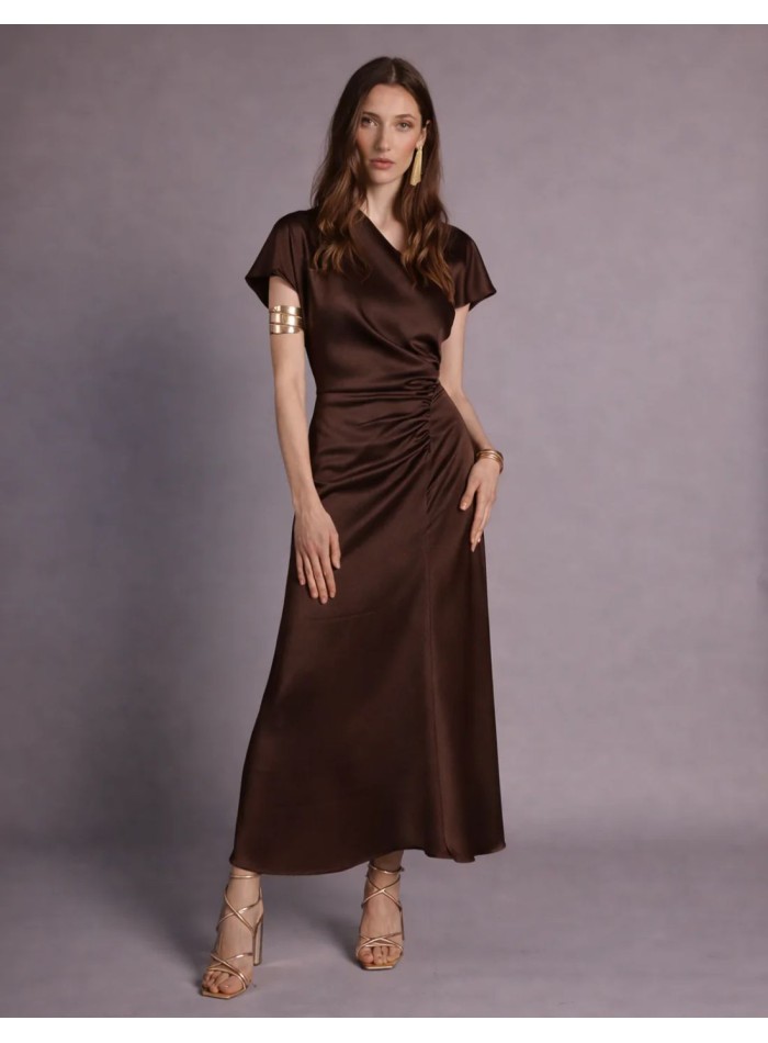 Robe midi en satin marron avec drapé à la taille