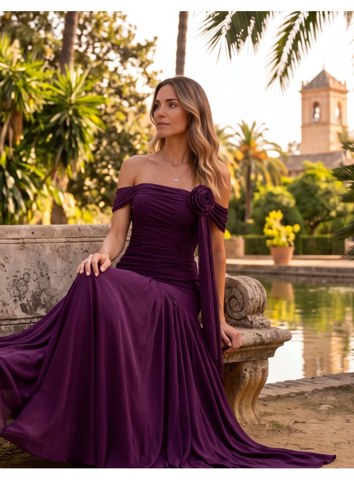 Robe longue de couleur prune avec fleur drapée...