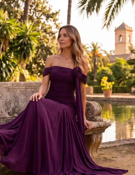 Vestido largo color ciruela con flor drapeada para invitada