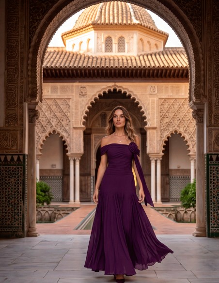 Robe longue de couleur prune avec fleur drapée pour les invités