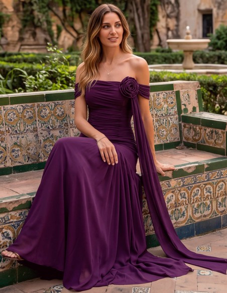 Vestido largo color ciruela con flor: sofisticación y feminidad para invitadas