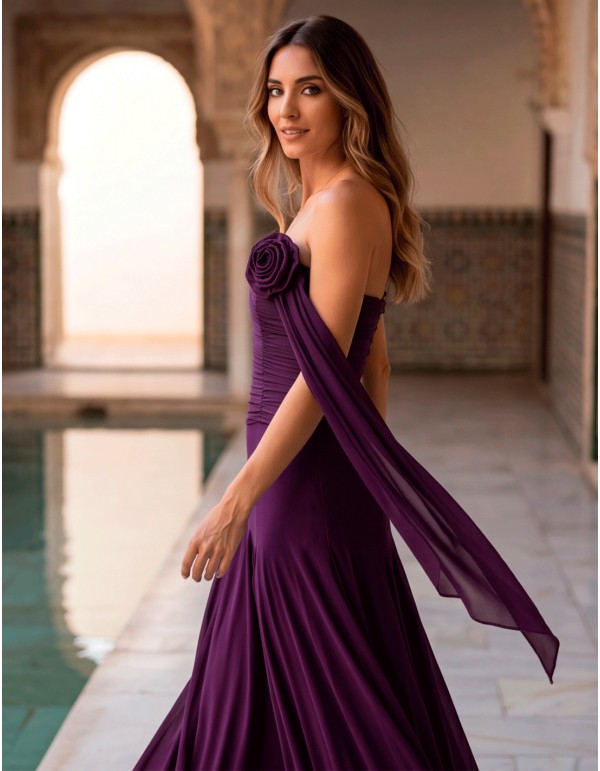 Vestido largo color ciruela con flor: sofisticación y feminidad para invitadas a bodas