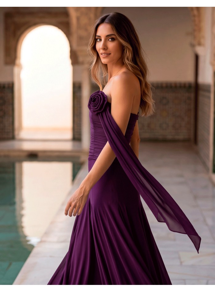 Vestido largo color ciruela con flor: sofisticación y feminidad para invitadas a bodas