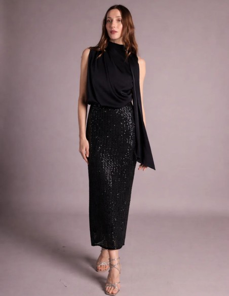Vestido midi negro con cuerpo de satén y falda de lentejuelas