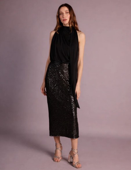 Vestido midi negro con cuerpo de satén y falda de lentejuelas
