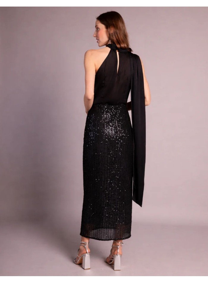 Vestido midi negro con cuerpo de satén y falda de lentejuelas