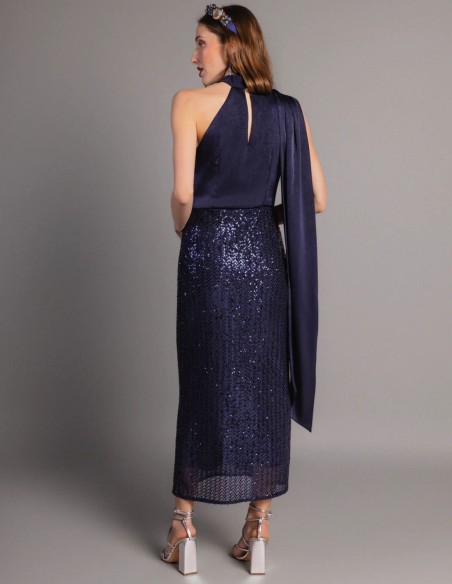 Vestido midi azul marino con cuerpo de satén y falda de lentejuelas