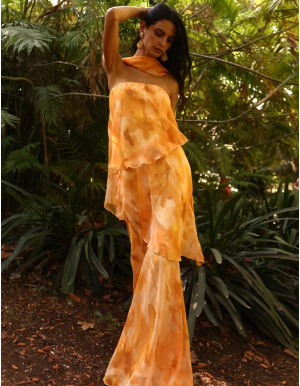 Vestido largo con palabra de honor y estampado en tonos naranjas
