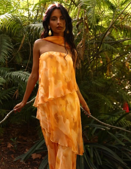 Vestido largo con palabra de honor y estampado en tonos naranjas para boda