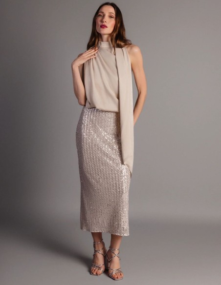Vestido midi marfil con cuerpo de satén y falda de lentejuelas