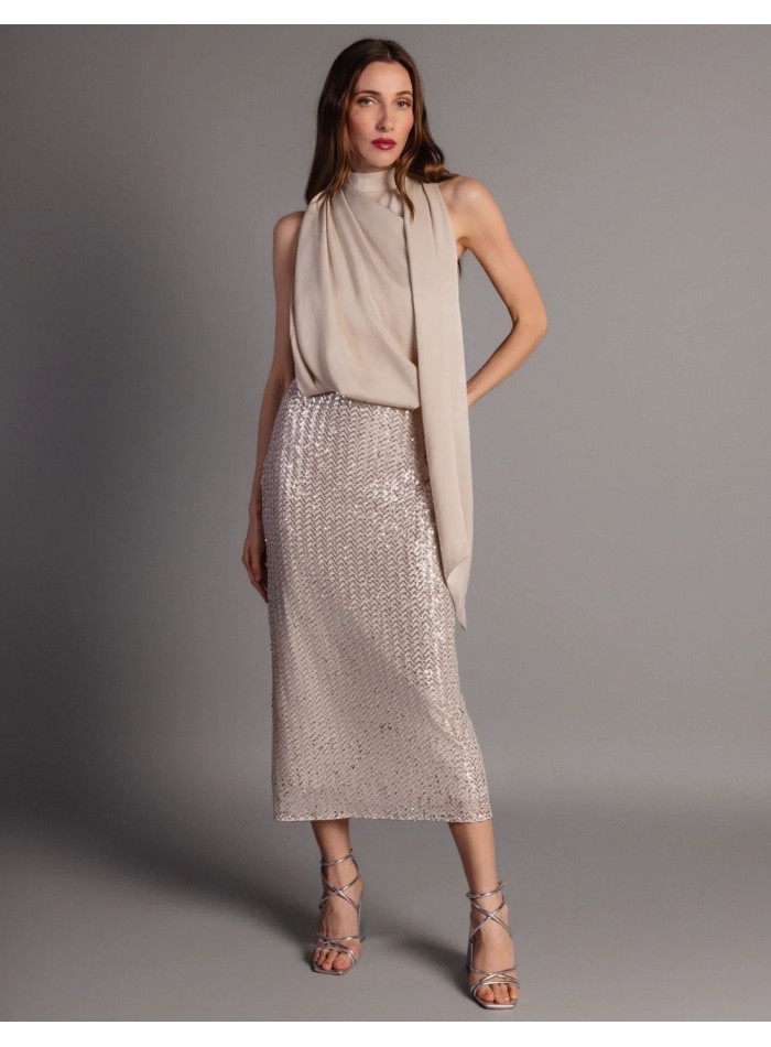 Vestido midi marfil con cuerpo de satén y falda de lentejuelas