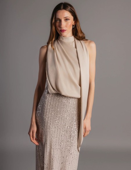 Vestido midi marfil con cuerpo de satén y falda de lentejuelas