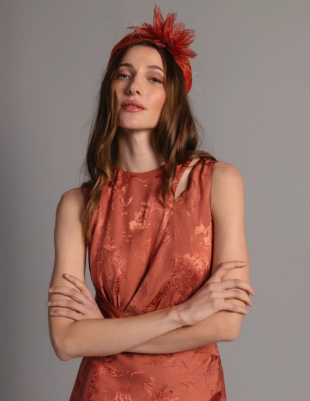 Vestido midi satinado color teja con corte al bies